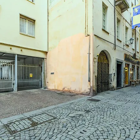 Accogliente Nel Pieno Centro Storico Della Citta Parcheggio In Box Privato Incluso Lägenhet