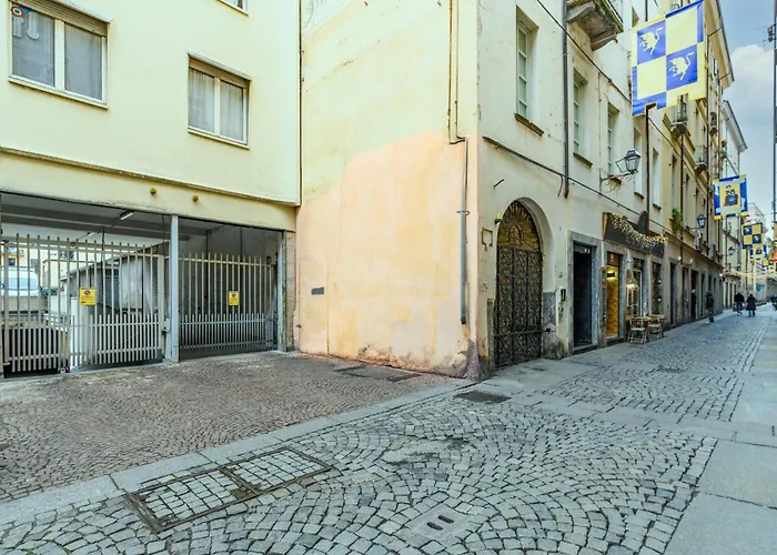 Accogliente Nel Pieno Centro Storico Della Citta Parcheggio In Box Privato Incluso Lejlighed